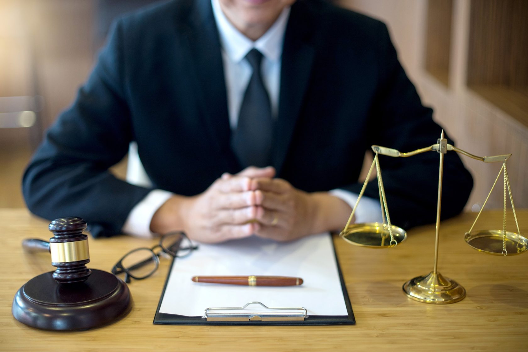 Для чего нужен квалифицированный юрист и как его найти