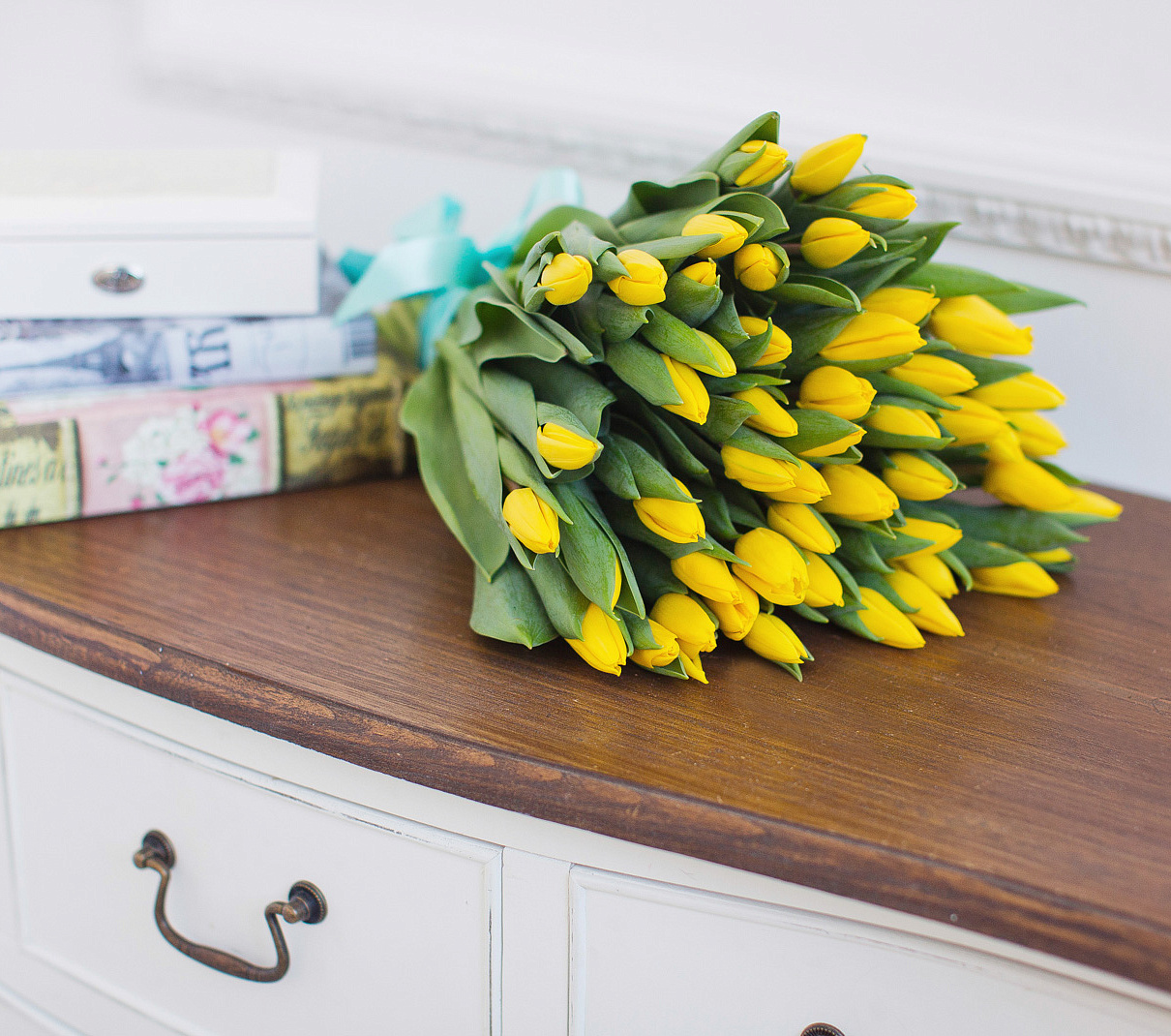 Как выбрать цветы на подарок родному человеку?