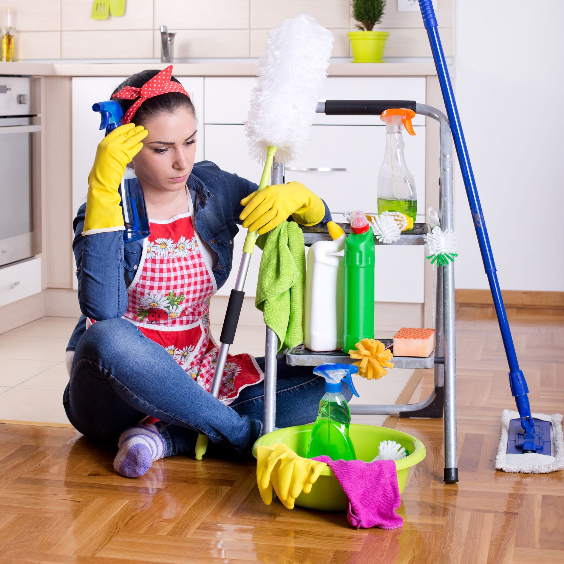Как проводить дома уборку самостоятельно: с чего начать, какие моющие средства используются, особенности и преимущества