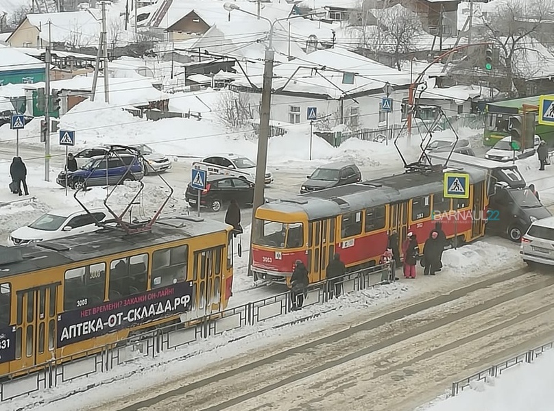 Столкновение трамвая ГАЗелью барнаульской улице привело семибалльным пробкам