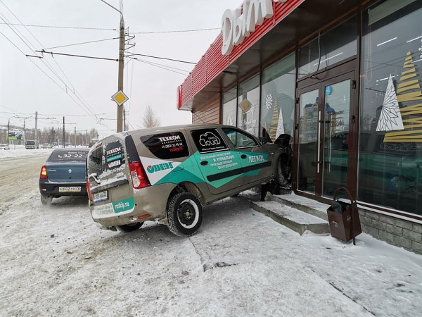 Увильнувшая бежавшего пешехода иномарка протаранила павильон кафе Барнауле