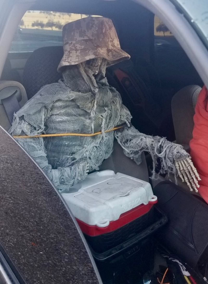 Американец посадил в машину скелет, чтобы ездить по выделенной полосе