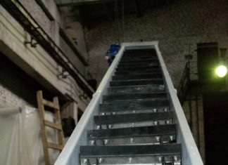 Скребковый конвейер для перемещения строительных материалов Скребковый конвейер для перемещения строительных материалов