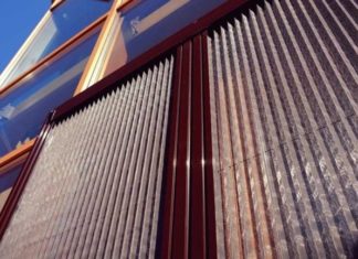 Москитные плиссированные сетки — преимущества и функциональность Москитные сетки плиссе – это совершенно новый и удобный вид защитных аксессуаров для окон, дверей, который привлекает покупателей своим необычным внешним видом и практичностью. Они появились не так давно, ну уже успели полюбиться многим. Что такое москитные плиссированные сетки, отрасли применения Москитные плиссированные сетки – это каркасная конструкция, внешне напоминающая жалюзи плиссе. Гармонично вписывается в любые помещения: современные дома; квартиры; дачи; офисы. По сравнению с обычной сеткой, такая защитная конструкция является более компактной. Выдвижения выполняется бесшумно, материал собирается по принципу гармошки, прикреплённой к каркасу в боковой части. В конструкции не предусмотрены детали с быстрым износом, поэтому срок эксплуатации готовых сеток существенно возрастает. Москитные плиссированные сетки для дачи или дома могут открываться в двух направлениях: горизонтальном и вертикальном. Так как материал крепится на профиль повышенной прочности, можно не беспокоиться за его надежность и возникновение деформаций. Сразу было налажено производство москитных сеток плиссе различных размеров. Для любого помещения: для квартиры, для загородного дома москитные плиссированные сетки могут изготавливаться по индивидуальным параметрам. Однако любая разновидность будет обладать функцией «светоотражения» и «антипыльцы», которые используются для повышения комфорта человека, находящегося в помещении с таким аксессуаром. Москитные плиссированные сетки Для городских домов, зданий и помещений подходят материал с ячейками 1-1,2 мм. Полотна с ячейками 0,6 мм подходят для тех домов, которые расположены около водоемов, болот, полей, где есть огромное количество насекомых. А также выбрать такой вариант могут люди-аллергики. Сетка послужит фильтром для пыли на их окнах. В качестве защитного барьера для насекомых есть специальные спреи, которые наносятся прямо на полотно. Материалы для производства, виды полотен Складные защитные системы могут быть тоже разными в зависимости от типа полотна. Бывают виды: стандартная «антипыль»; сетка с более мелкими ячейками; «антикошка». Модель «антипыль» создана для защиты оконных и дверных проёмов от проникновения в помещение с улицы различных аллергенов, цветочной пыльцы, насекомых. Изготавливаются материалы по современным технологиям, поэтому отвечают правилам пожаробезопасности комнаты, имеют длительную эксплуатацию. «Антикошка» отличается повышенной прочностью и способностью выдерживать большое вес животного. Изготавливается из виниловых нитей с покрытием полиэстером. В основе «антикошки» есть вплетенная стальная проволока, которая и наделяет изделие высокой прочностью. Изготавливаться москитная сетка плиссе на окно может из таких материалов: нейлон; фибергласс; хлопок; полиэстер и других. плиссированные москитные сетки Все они схожи в своих эксплуатационных характеристиках. Места для монтажа систем Производитель создал москитные сетки плиссе – горизонтальные защитные конструкции для установки на: балконах; террасах; мансардах; в беседках; обычных окнах; дверных проемах; верандах; павильонах; различных технических проемах. Они используются повсеместно в городских и сельских домах, квартирах, коттеджах, дачах, офисах. Москитные сетки плиссе Blockfly Сетка плиссе москитная на балконную дверь Blockfly представляет собой жалюзи или систему из сборных полотен и направляющих. Она очень проста в эксплуатации, легко монтируется. Итальянская система Blockfly идеально защищает помещение от проникновения насекомых, пыли, пуха, пыльцы. Изготовленная по современной технологии, москитная сетка плиссе является подвижной конструкцией из ячеистого полотна, которая может устанавливаться на различные раздвижные типы дверей. Отличие москитных сеток плиссе Blockfly от стандартных оконных сеток в том, что её не нужно снимать и устанавливать повторно. Чтобы открыть доступ свежему воздуху в помещение, можно быстро собрать полотно, потянув за специальную ручку в конструкции. Основные расцветки Разнообразие цветов москитных сеток плиссе на фото действительно внушительное. В ассортименте есть такие цвета, как: чёрный или «антипыль»; серый; серый металлик; зелёный; слоновая кость; орех; оранжевый; коричневый. Традиционным вариантом считается светло-серый цвет, который, не привлекая внимания к себе, позволяет сосредоточиться на картинке за окном. Цветные же модели делают окно необычным, а помещение более ярким. Как сделать москитную сетку самостоятельно: пошаговая инструкция Чтобы сэкономить на покупке плиссированной системы на окно или дверь, можно попытаться изготовить её самостоятельно. Особенно, если под рукой есть все необходимые материалы. Или же можно их приобрести в строительных и других магазинах, заранее измерив все габариты оконных и дверных проемов. Для изготовления в домашних условиях москитной сетки плиссе понадобится такие комплектующие и материалы: 2 направляющие планки П-образной формы, которые выступают ограничителями для смещения полотна; 2 монолитных П-образных профиля, имеющих незначительные выступы; зажимы для закрепления материала; набор различных деталей: накладки на торцы, заглушки, магниты; сетчатый материал на метраж; двухсторонний скотч и саморезы. Основные этапы работ Первым делом нужно подготовить профили и вставки, нарезать их специальной машинкой или ножовкой, учитывая высоту заглушек в торцах. Саморезами закрепить вертикальные неподвижные профили. Для этого можно использовать шуруповерт. Нарезать направляющие планки и прикрепить их на двухсторонний скотч с двух сторон проёма: сверху и снизу. Плиссе зажать вертикальными планками и разместить с одной стороны в подвижный профиль с ручкой, с другой стороны закрепить в боковом неподвижном. Затем в торцы монтируются упоры-заглушки, также скользящие по направляющим. Складки самого полотна должны быть вертикальными. Подвижный профиль и сама сетка должны быть заправлены в верхнюю и нижнюю планки. Чтобы фиксировать дверь или окно в закрытом положении, можно использовать специальные магниты. Для этого нужно произвести монтаж одного в боковой профиль, второго в подвижную планку с ручкой. Москитные плиссированные сетки Достоинства и недостатки москитных сеток плиссе Москитные сетки с системой плиссе имеют массу преимуществ, по сравнению с рулонными: в конструкции нет различных деталей, создающих трение, которые быстро изнашиваются; для закрывания в системе не предусмотрены пружины; отличаются стойкостью к направленному воздействию; простота эксплуатации, легкость монтажа, высокая скорость сборки; наличие широкого выбора моделей с различным оформлением, цветовой гаммой; отсутствие в конструкции порога; длительный срок эксплуатации – обеспечивается благодаря устойчивости к влиянию атмосферных факторов и механических воздействий. Установка москитной сетки плиссе на окно или дверь станет оптимальным выбором для защиты проемов он проникновения внутрь с улицы различных инородных тел, таких как насекомые, частицы растений, пыльца, пух, мусор и многое другое. Плиссированные конструкции могут стать удачным дополнением интерьера, комнаты благодаря разнообразию расцветок. Их плюс – не только привлекательный внешний вид, но и высокая функциональность. Однако москитные системы плиссе имеют и несколько недостатков, но плюсы их с лёгкостью перекрывают. Главный минус – это высокая цена, которая будет гораздо выше, чем для обычных съёмных видов. Второй минус – невозможность монтирования таких систем в определённые конструкции. Монтаж москитных сеток плиссе может производиться только на пластмассовый или металлический профиль. На балконе с обшивкой установить плиссированную систему не получится. Видео Способы и правила монтажа Монтаж москитной сетки плиссе выполняется разными методами, которые определяются местом установки, размерами и типом проема. Бывают такие типы установки москитной сетки плиссе на дверь или окно: с вертикальным раздвижением, что подходит для мансардных проемов; со встречным открыванием; с функцией открывания в обе стороны; с возможностью открытия в любую сторону по горизонтали. Москитные плиссированные сетки Особенности ухода за сетками В эксплуатации и раздвижные, и обычные москитные сетки плиссе очень удобны и неприхотливы. Пользоваться ими очень легко, обеспечивая самый простой уход. Периодически необходимо удалять из ячеек сетки пыль, используя для этого влажную тряпку или специальную щётку. В холодный период и зимой, когда потребность в сетке исчезает, она складывается лёгким движением в кассету. Но если и оставить её на улице, ей не будут страшны перепады температур, морозы. Поэтому аксессуар спокойно может зимовать на окне или на двери. Если за время эксплуатации на москитной сетке скопилось большое количество пыли и грязи, аксессуар можно полностью снять вместе с креплением и хорошо промыть под водой или с использованием мыльного раствора прямо в ванной. Москитная сетка плиссе отзывы покупателей о себе завоевала преимущественно положительные. Изначально многих смущает высокая цена, но в процессе эксплуатации этот недостаток существенно оправдывается функциональностью, удобством и высокой степенью защиты помещений от внешних факторов. Они не выпадают из конструкции в процессе эксплуатации или под действием сильного ветра. Из плюсов сеток плиссе покупатели отмечают удобство конструкции, интересный дизайн, высокое качество материалов и легкость ухода.