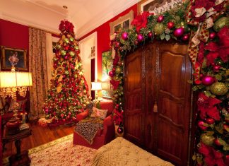 Красивое украшение жилого дома в канун Нового года