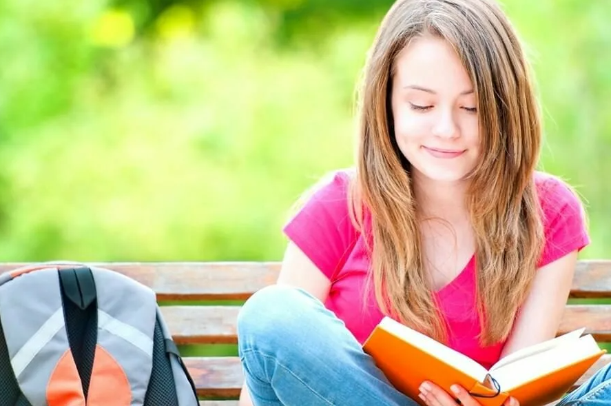 Чем заняться на каникулах подростку. Чтение на свежем воздухе. Подросток с книгой. Подросток с книжкой. Молодежь и книга.