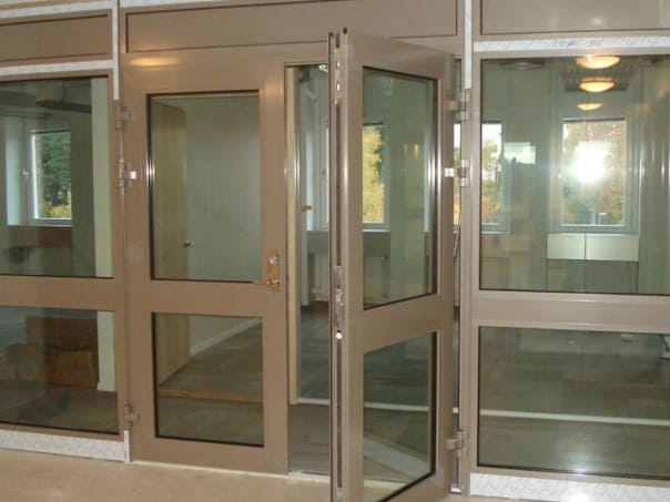 Какие преимущества имеют противопожарные двери со стеклом?