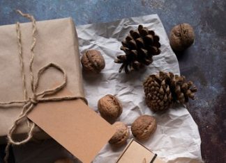 Новогодняя упаковка из дерева: особый шарм