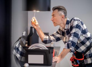 Когда следует вызывать электрика на дом?