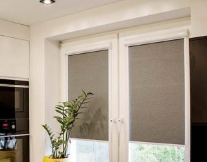 Тканевые ролеты закрытого типа: преимущества и применение