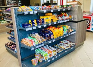 Экономия пространства с помощью многоярусных торговых стеллажей