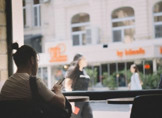 Вместо объятий — уведомления: Лунаро расскажет, как технологии заменяют близость